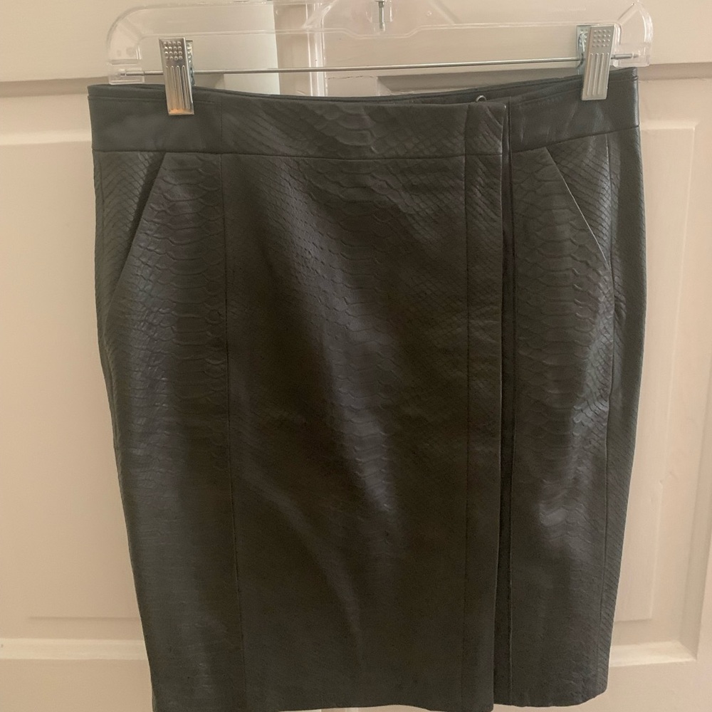 Vince genuine leather skirt. Snakeskin print. Size 2. Never worn.